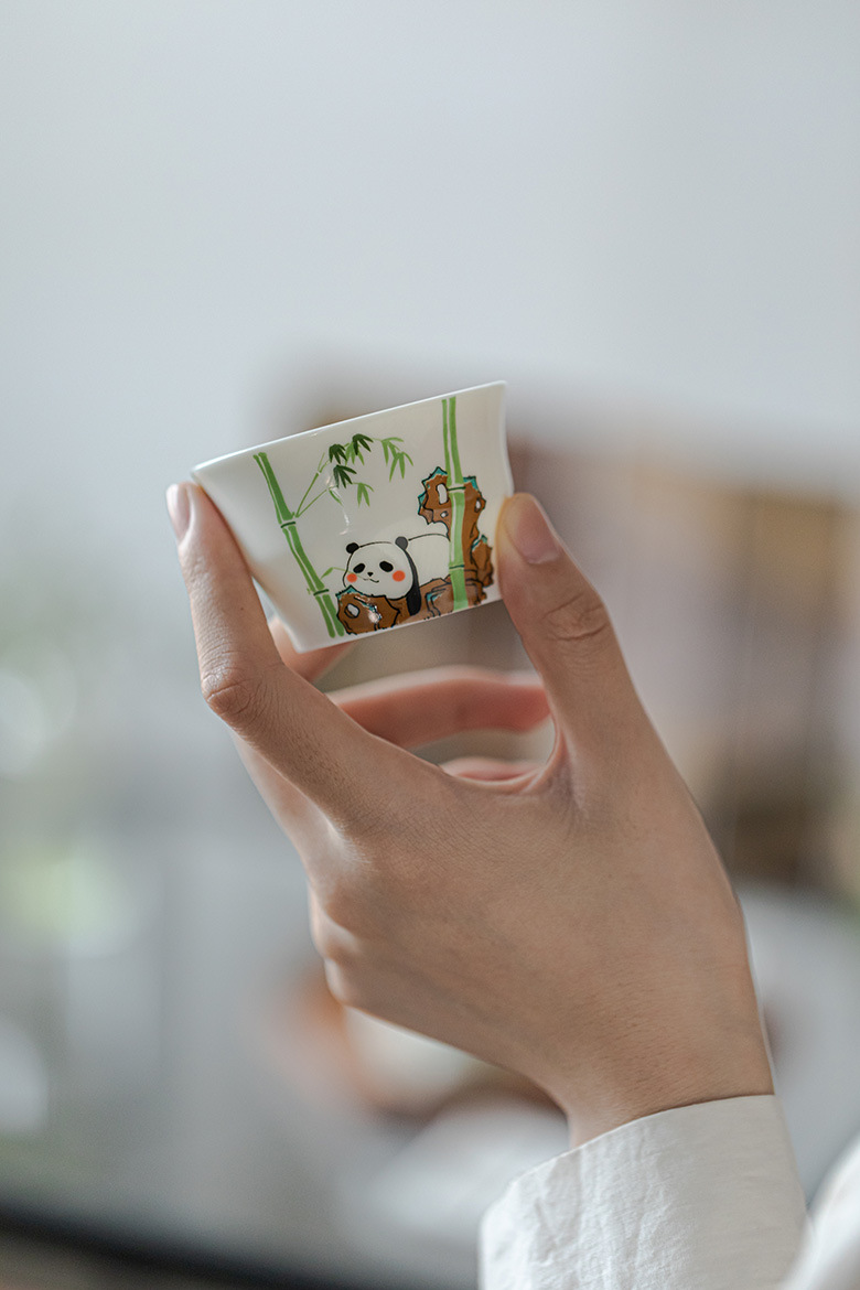 玉泥白瓷 － 竹節杯，南山居手繪熊貓竹林陶瓷品茗杯，潔白細膩，圖案生動可愛，為茶席增添溫馨雅趣。