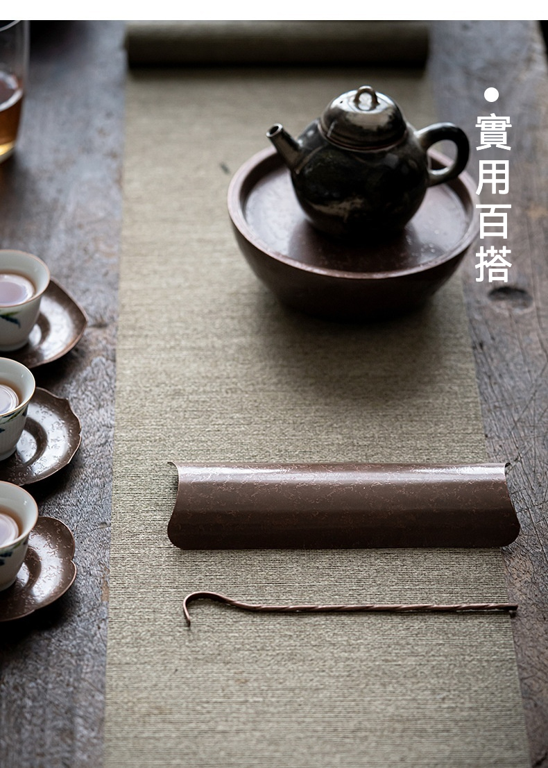 銅製茶則二件套，南山居古樸深色紫砂茶壺與同色茶承，搭配手工茶盞，展現東方禪意茶道美學。