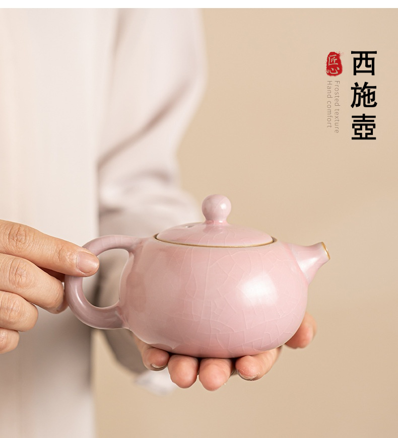粉汝窯旅行茶具套組，南山居精緻粉色西施壺，採用開片釉陶瓷工藝，壺身圓潤飽滿，點綴金色描邊，觸感溫潤。