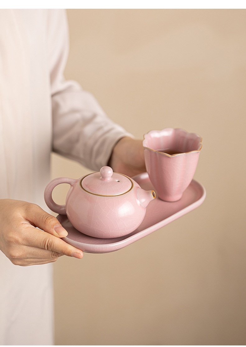 粉汝窯旅行茶具套組，南山居粉色開片釉茶具套組，含圓潤茶壺、花瓣茶杯及長形茶盤，金邊點綴，雅致精美。