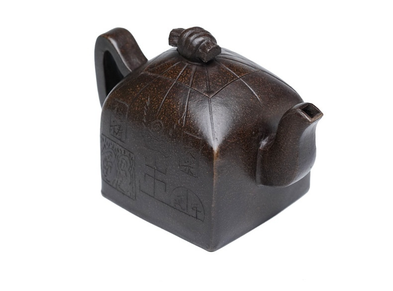 宜興紫砂壺原礦黑金砂四方印壺(550ml)，南山居手工紫砂方斗笠壺，深棕色古樸泥料，壺身飾有精緻雕刻紋飾，展現雅致茶道美學。