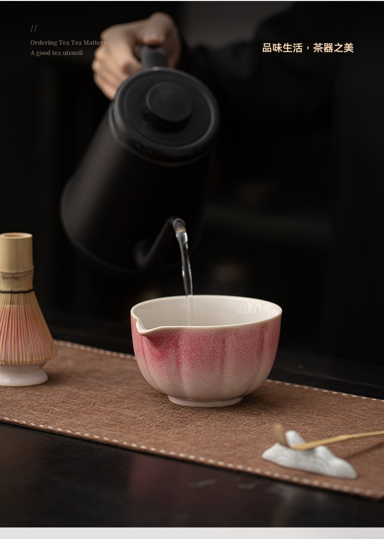 點茶 - 花瓣日式抹茶八件組，南山居手工陶瓷公道杯，漸層紅釉如落霞般優雅，搭配竹筅與茶席，展現茶道美學。