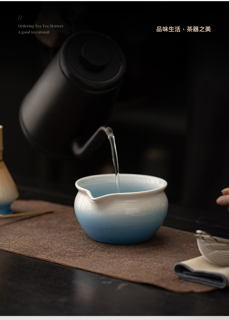 點茶 - 滿月日式抹茶八件套，南山居漸層藍白陶瓷公道杯，水流緩緩注入，展現茶海之美與品茗雅趣。