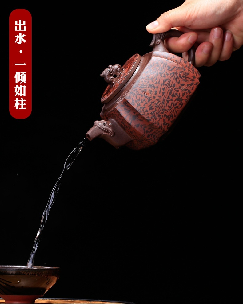 宜興紫砂壺原礦紫泥抽角龍尊壺(520ml)，南山居紫砂雕塑龍柄茶壺，壺身刻有雅緻紋理，出水順暢如柱，展現精湛工藝。