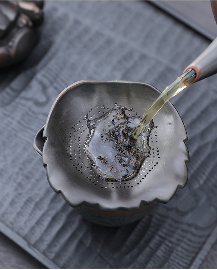 紫陶蟹將軍茶漏，南山居手工黑陶荷葉邊茶濾，細緻過濾茶渣，為專業茶道配件。
