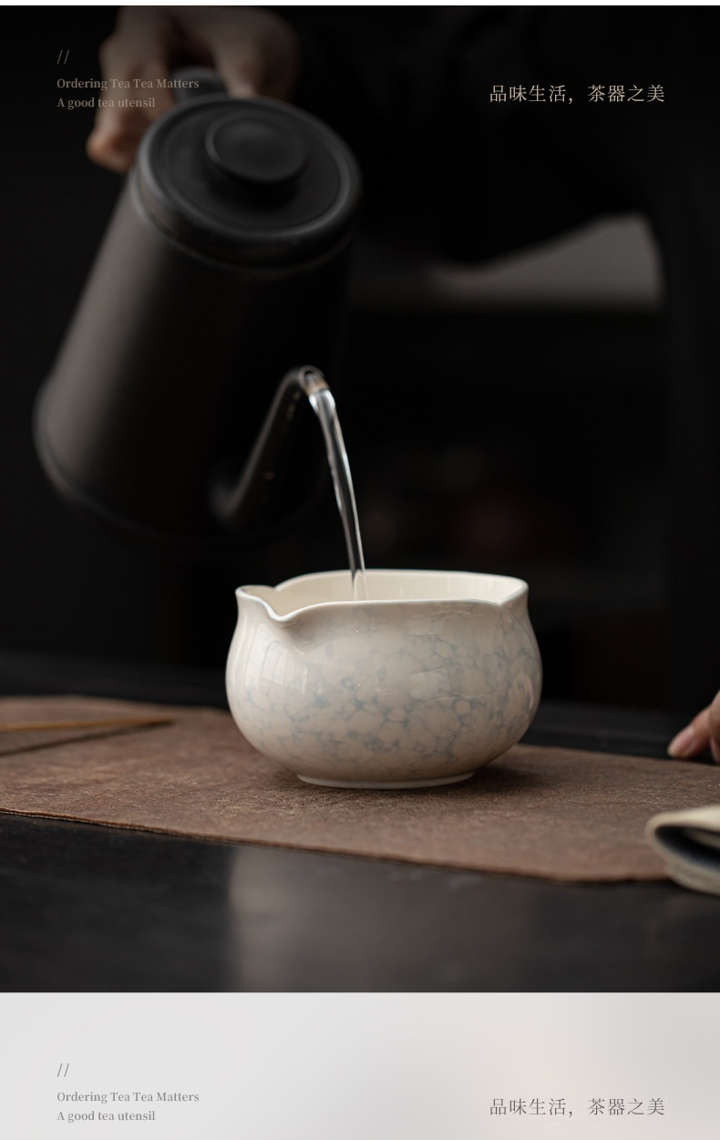點茶 - 泡泡花苞日式抹茶八件組，南山居手工陶瓷公道杯，雅白底色點綴淺藍冰裂紋，器型圓潤，確保茶湯均勻流暢。