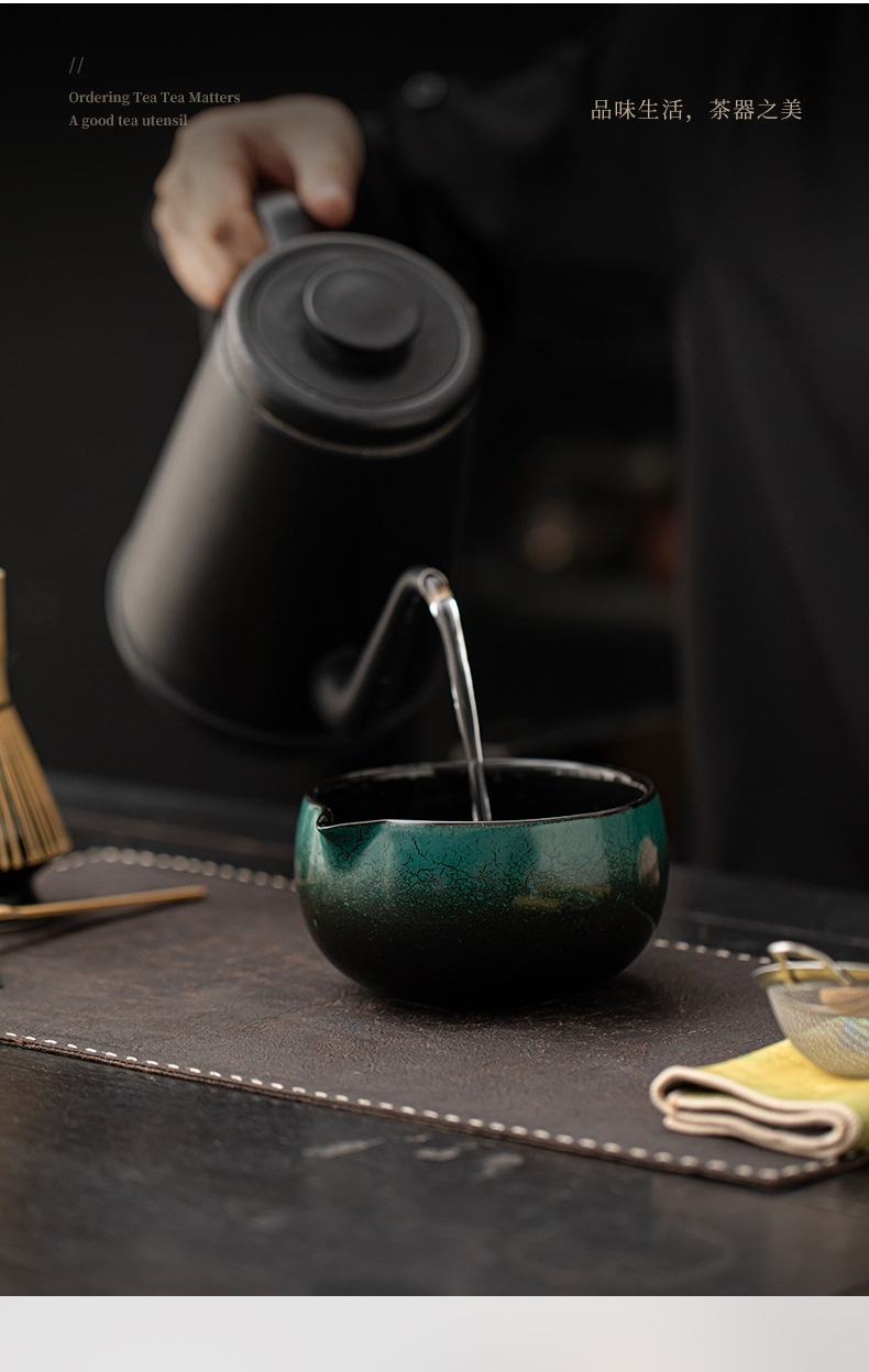 點茶 - 窯變松石日式抹茶八件組，南山居黑色手沖壺注水入墨綠漸變釉茶碗，碗身有精美開片紋理，展現雅緻茶席氛圍。