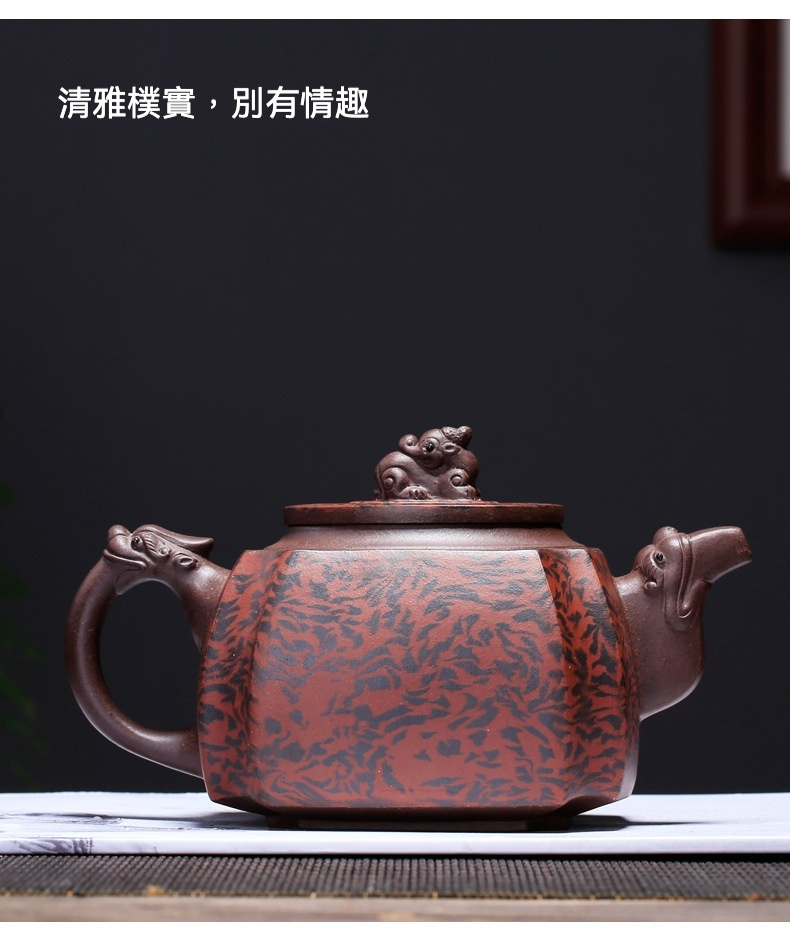 宜興紫砂壺原礦紫泥抽角龍尊壺(520ml)，南山居手工紫砂瑞獸壺，壺身多邊造型獨特，飾以龍把、瑞獸壺嘴與鈕，泥色紅褐帶雅緻紋路。