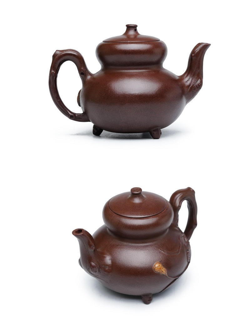 宜興紫砂壺原礦紫泥三足葫蘆壺(460ml)，南山居手工紫砂壺，壺身雙層葫蘆造型，把手與流嘴呈枯木枝枒，側飾精緻浮雕。