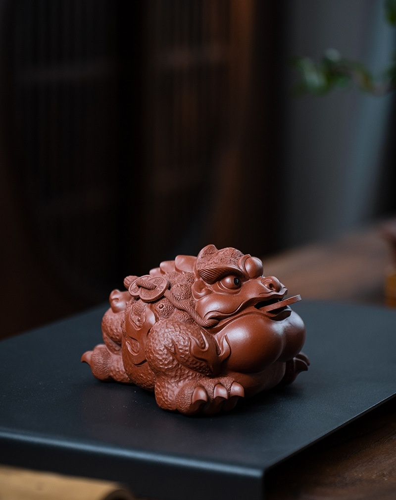 宜興原礦大紅袍將軍蟾茶寵，南山居精緻紫砂金蟾茶寵，造型生動，紋理精緻，寓意財運亨通與茶道品味。