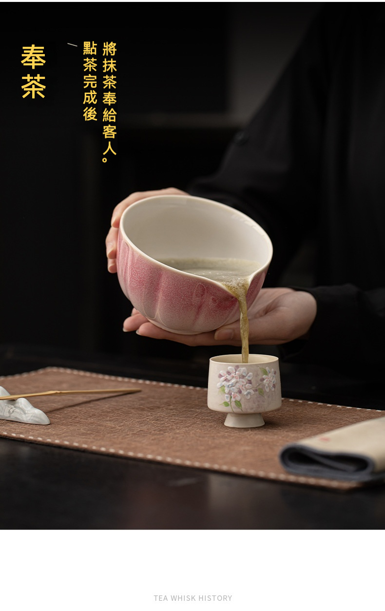 點茶 - 花瓣日式抹茶八件組，南山居手工陶瓷抹茶注碗，粉紅漸層外壁，將抹茶緩緩注入繡球花紋飾的雅緻茶杯。