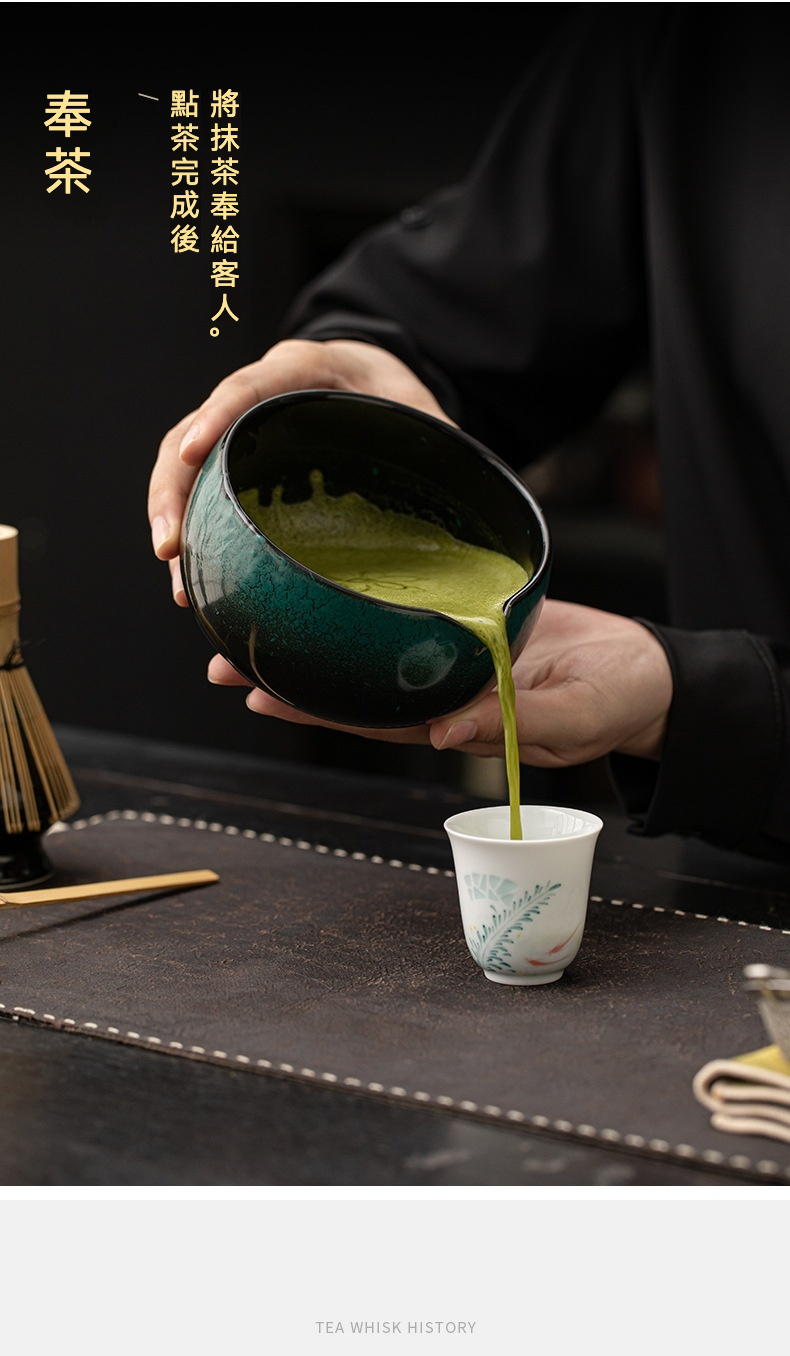 點茶 - 窯變松石日式抹茶八件組，南山居茶道奉茶，手持翠綠抹茶茶碗將抹茶緩緩倒入雅緻手繪茶杯，展現日式茶具的精緻與專業。