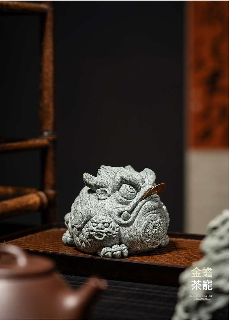 金蟾獻瑞青砂石茶寵，南山居精雕金蟾茶寵，石質紋理細膩，口銜銅錢，寓意招財進寶，為茶席增添雅趣。