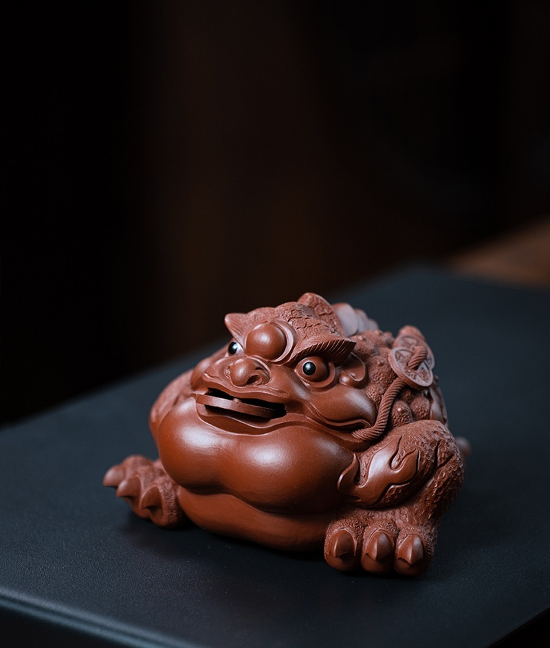 宜興原礦大紅袍將軍蟾茶寵，南山居精緻紫砂金蟾茶寵，造型生動飽滿，口銜銅錢寓意招財進寶。