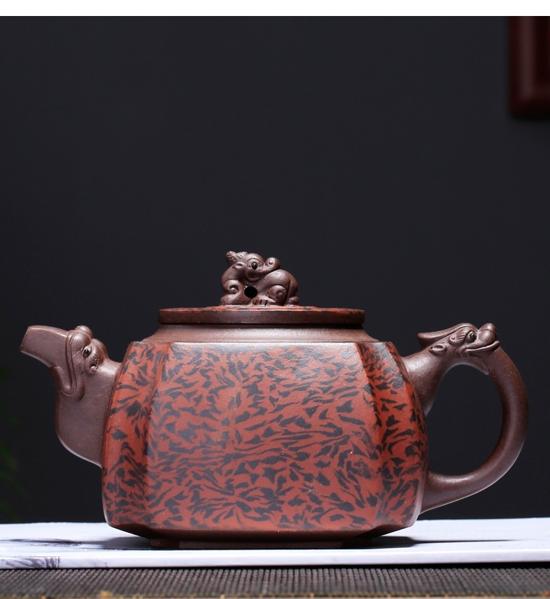 宜興紫砂壺原礦紫泥抽角龍尊壺(520ml)，南山居手工紫砂八方瑞獸壺，壺身飾以斑駁泥繪紋，壺蓋鈕為生動蟾蜍，壺嘴與把手皆為精緻獸首設計。