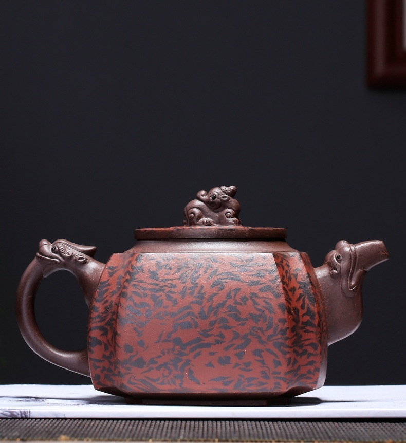 宜興紫砂壺原礦紫泥抽角龍尊壺(520ml)，南山居精品紫砂祥龍壺，壺身多面形體並刻繪暗紋，蓋鈕飾瑞獸，壺把與壺嘴為精緻龍首造型。