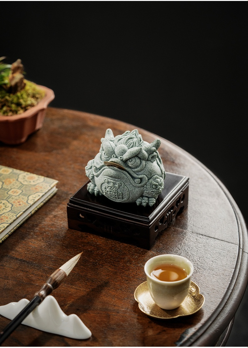 金蟾獻瑞青砂石茶寵，南山居精緻紫砂金蟾茶寵，灰綠色澤古樸，雕工細膩，寓意招財納福，點綴茶席。
