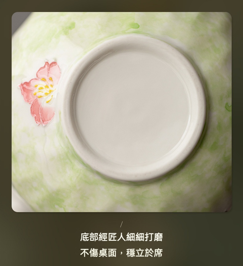 點茶 - 手繪日式抹茶八件組，南山居手繪陶瓷茶具底部，翠綠釉面襯托精緻粉色花卉圖案，匠心獨具的茶杯底。
