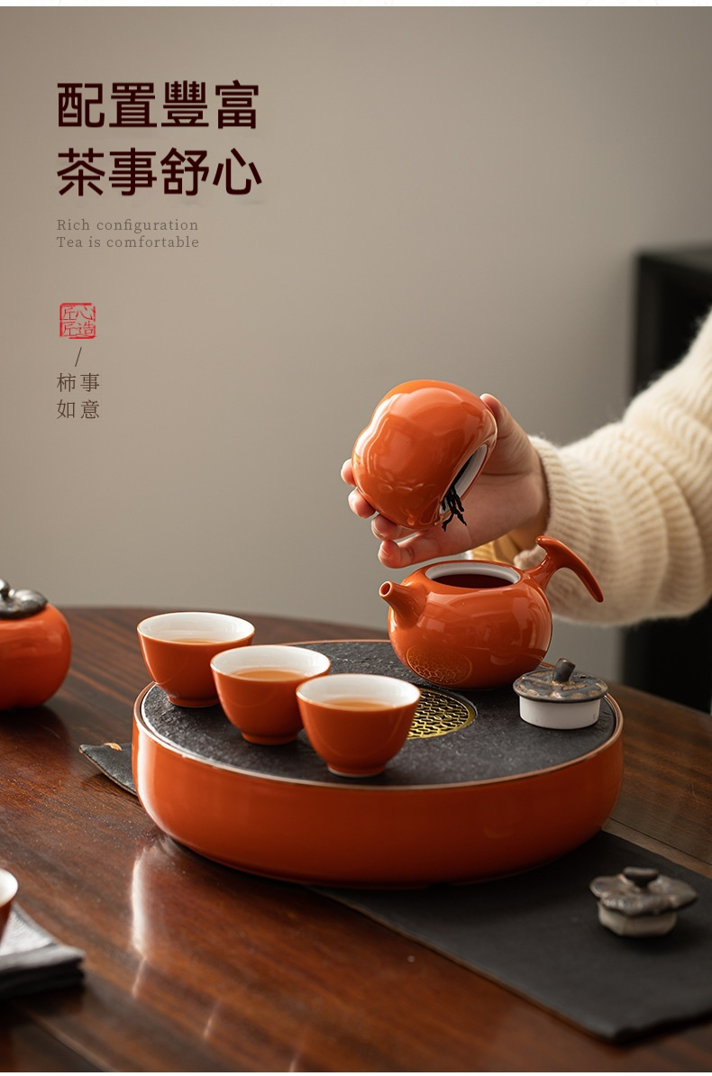 柿事如意茶具組，南山居柿柿如意陶瓷茶具組，包含圓潤橘紅茶壺、三只茶杯及石紋茶盤，展現高品質茶具的禪意美學。
