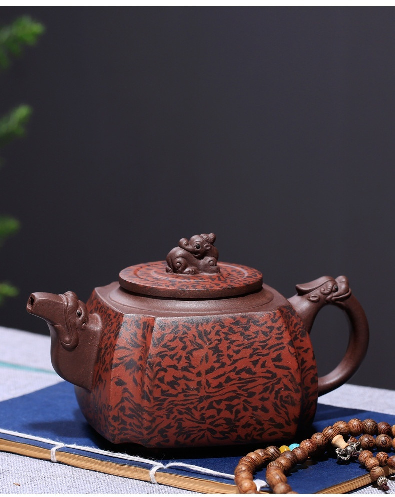 宜興紫砂壺原礦紫泥抽角龍尊壺(520ml)，南山居手工紫砂多邊壺，壺身滿布深色絞泥紋，壺蓋飾有瑞獸鈕，壺把為龍首造型，展現茶具藝術。