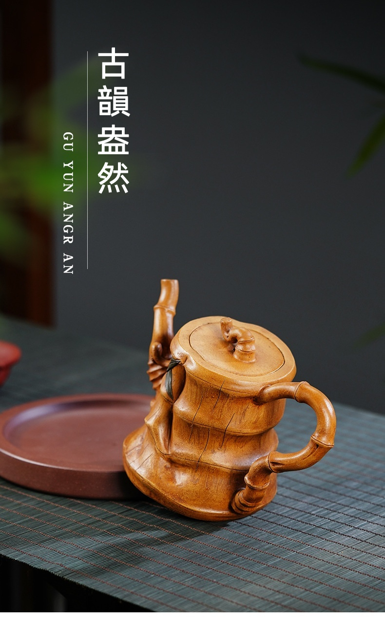 宜興紫砂壺原礦老段泥竹段仿生壺(420ml)，南山居手工紫砂竹節壺，壺身雕刻竹節紋理，把手壺嘴仿竹形，展現禪意茶具的古樸自然。
