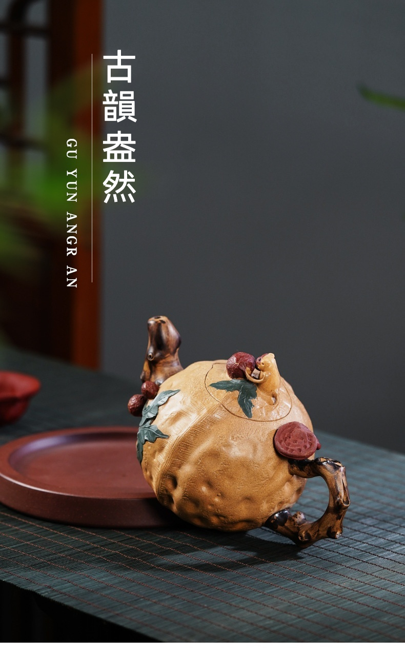 宜興紫砂壺原礦段泥核桃仿生壺(530ml)，南山居精選紫砂壺，壺身仿生雕塑豐收瓜果與松鼠，泥色溫潤雅緻，手工藝細膩，提升品茗體驗。