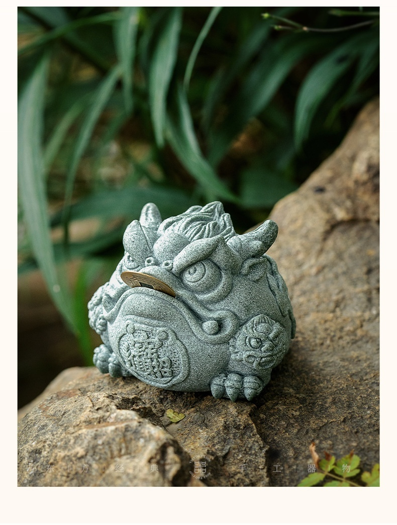 金蟾獻瑞青砂石茶寵，南山居手工粗陶招財金蟾茶寵，造型生動細緻，口含銅錢，象徵招財納福，是茶席上的精緻擺件。