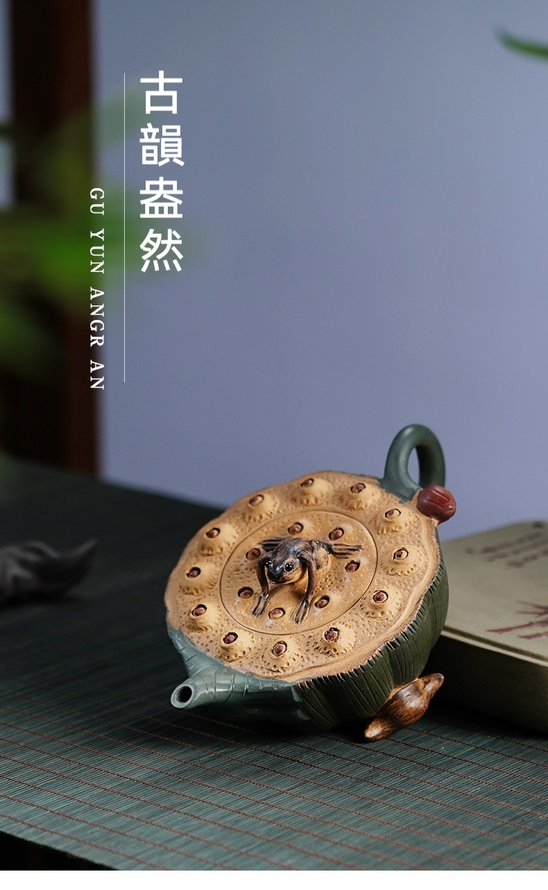 宜興紫砂壺原礦段泥青花蓮蓬壺，南山居原礦紫砂蓮蓬茶壺，壺身仿生蓮葉，壺蓋飾有立體青蛙與蓮子，獨特禪意茶具。