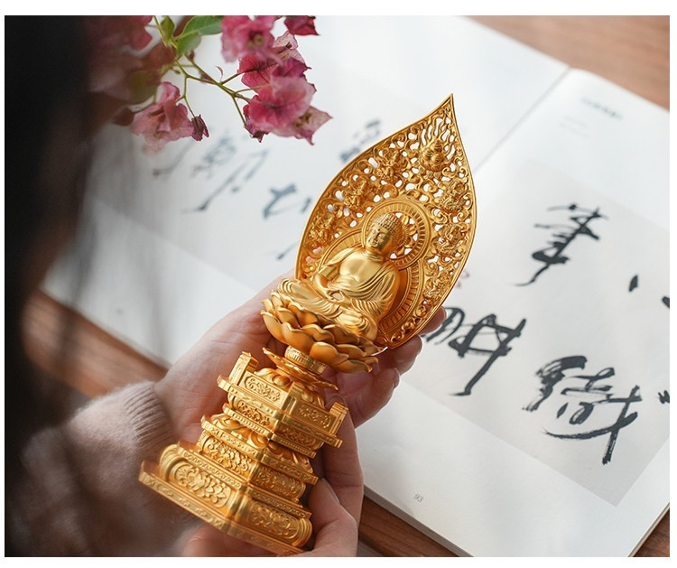 日本大師手作落款 - 釋迦牟尼佛擺件，南山居精工鎏金佛像擺件，佛陀端坐蓮台，背光火焰紋飾精緻，整體金光璀璨，充滿禪意。