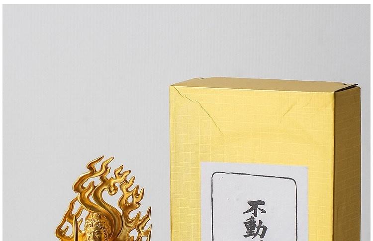 日本大師手作落款 - 不動明王佛像擺件，南山居典藏金色禪意擺件，火焰光環環繞，質感精緻，為茶空間增添莊嚴靜謐。