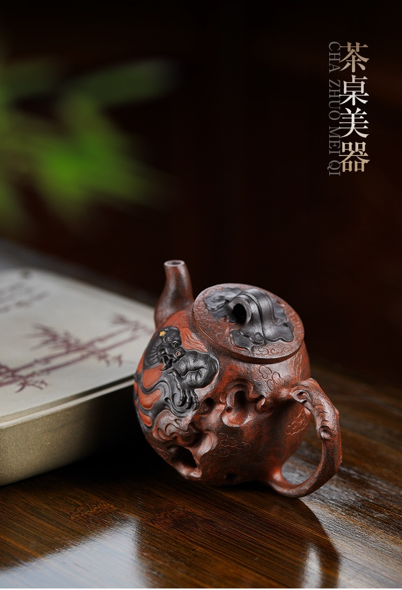 宜興紫砂壺原礦紫泥九子贔屭壺(220ml)，南山居手工紫砂茶壺，壺身浮雕霸氣祥龍與祥雲紋飾，泥色古樸具收藏價值。