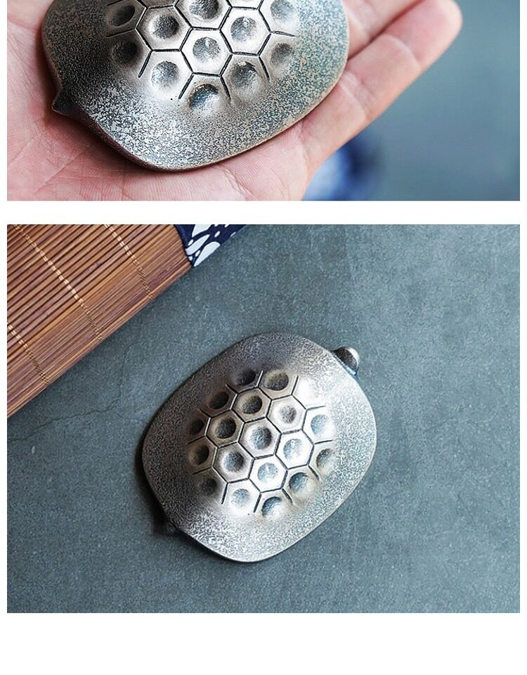 日本馬場忠寬 - 長壽銀龜，南山居手工金屬蜂巢茶濾，表面具細膩磨砂質感，中央精密蜂巢狀濾孔，確保茶湯清澈。