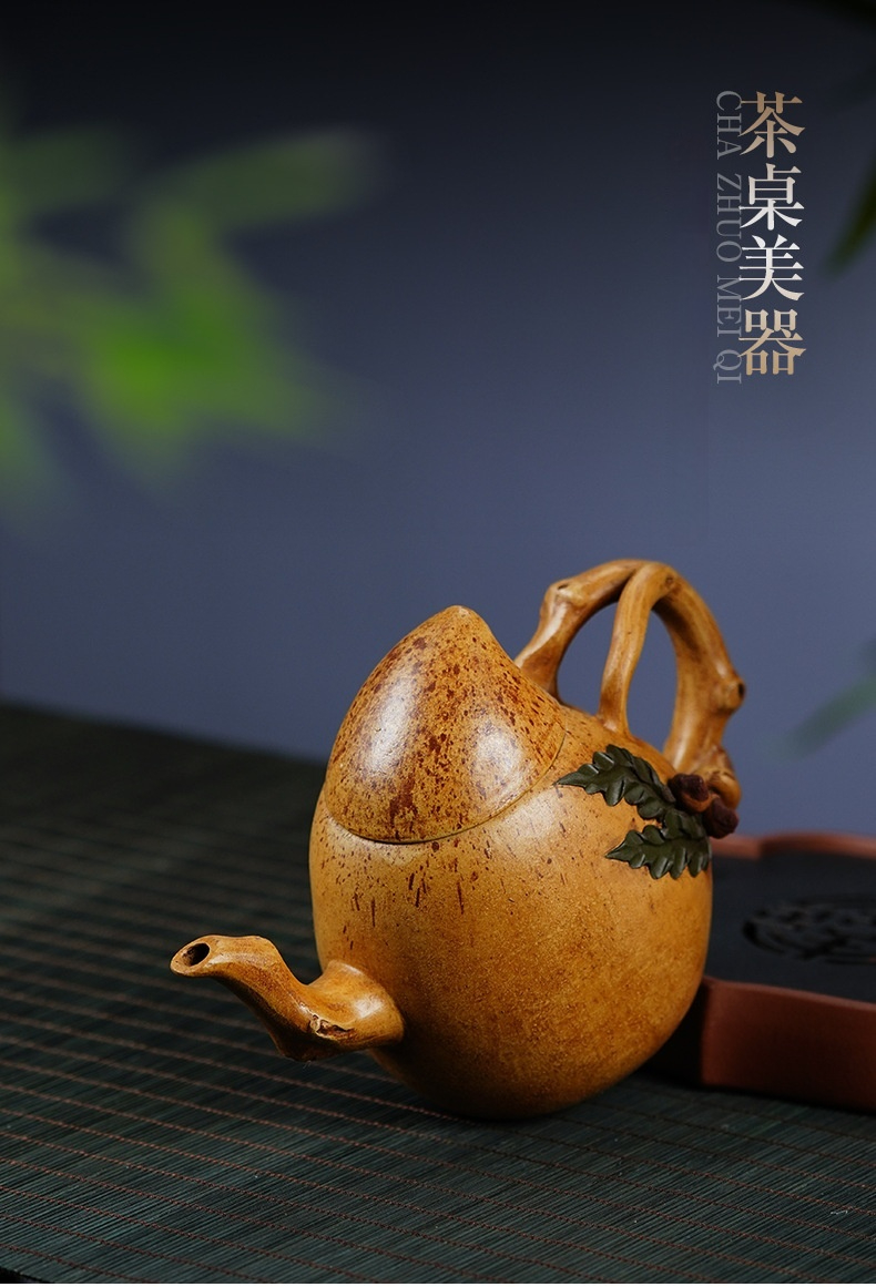 宜興紫砂壺原礦黃金段泥聖桃壺(400ml)，南山居手工天然材質茶壺，葫蘆仿生造型，枝幹手柄與精緻葉果雕刻，展現茶具藝術之美。