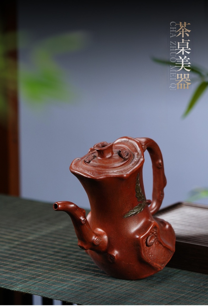 宜興紫砂壺原礦紅泥高樹樁仿生壺(720ml)，南山居手工紫砂樹瘤壺，壺身仿自然樹幹與枝葉紋理，泥色古樸沉穩，彰顯茶道藝術。