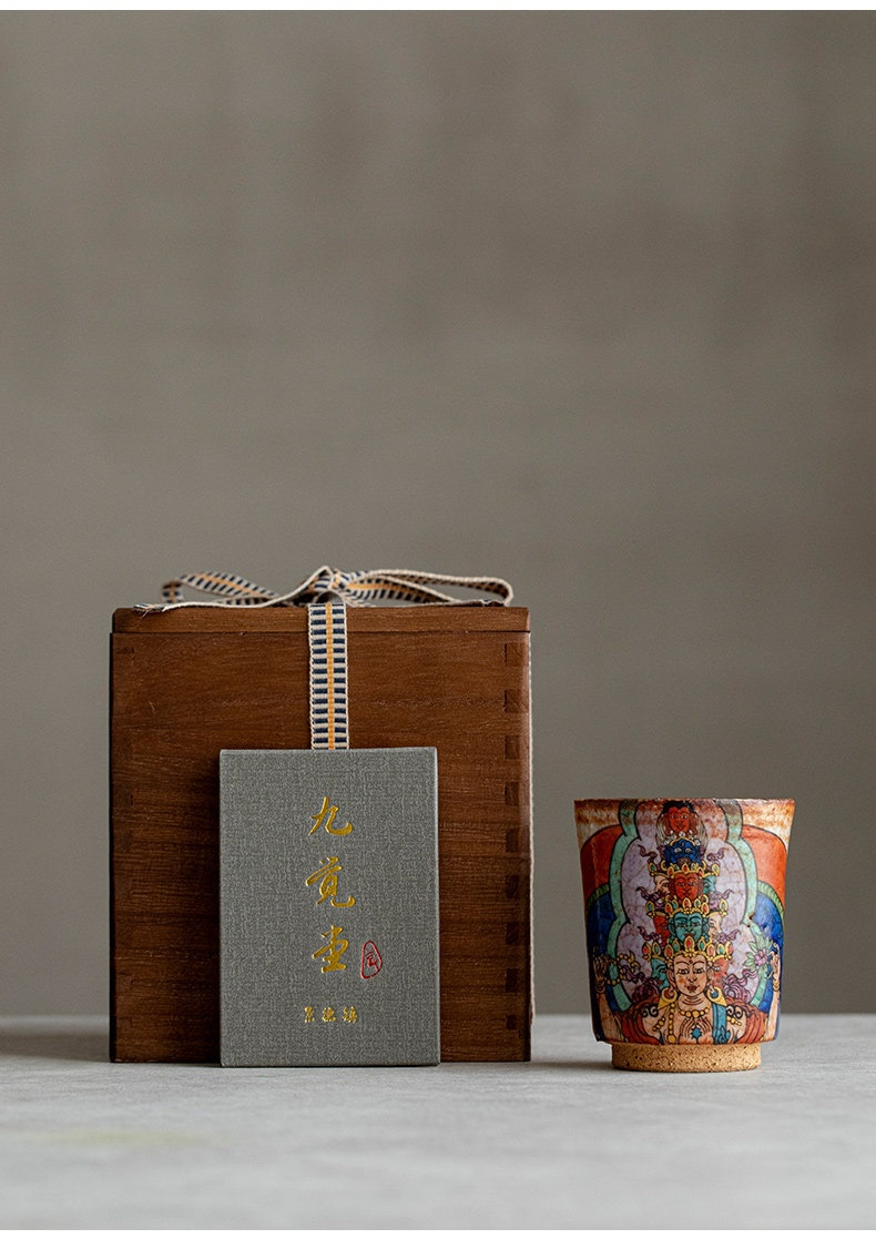 志野燒手繪唐卡茶具 － 十一面觀音主人杯，南山居手繪陶瓷品茗杯，杯身彩繪佛像圖騰細緻繁複，搭配粗陶底座及精美木盒。