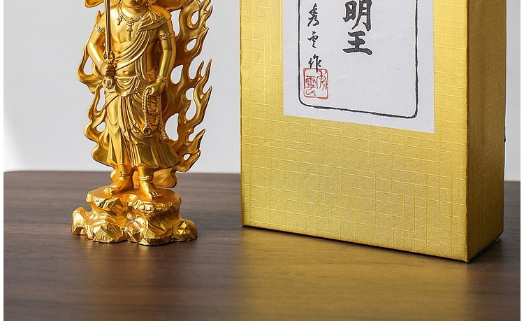 日本大師手作落款 - 不動明王佛像擺件，南山居禪意空間黃金明王像擺件，雕工精緻，火焰光環與華麗衣飾盡顯莊嚴，為茶道空間增添雅韻。