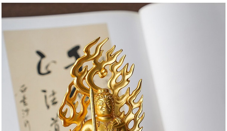 日本大師手作落款 - 不動明王佛像擺件，南山居禪意金色不動明王雕塑，周身火焰光環，手持利劍，展現莊嚴與力量，是茶室擺件的理想選擇。