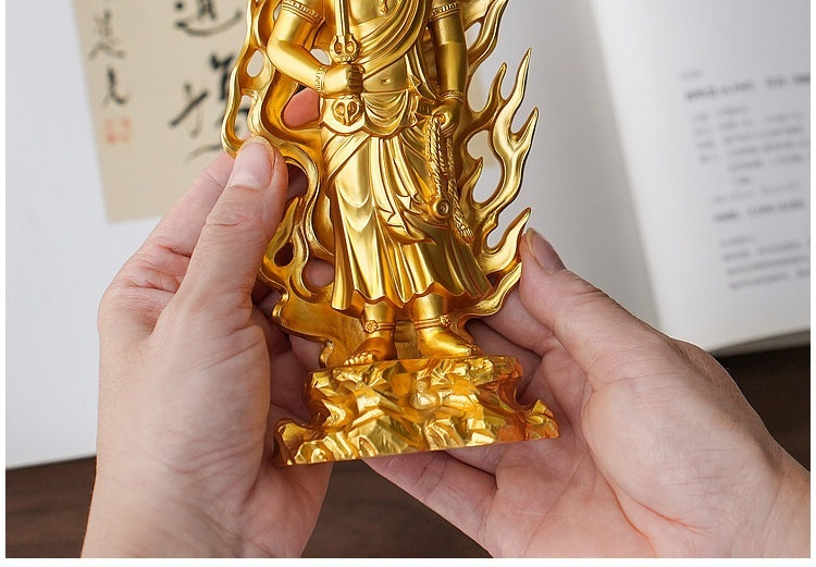 日本大師手作落款 - 不動明王佛像擺件，南山居金色禪意擺件，莊嚴法相搭配火焰背光，手工藝品細膩，為茶室增添雅致氛圍。