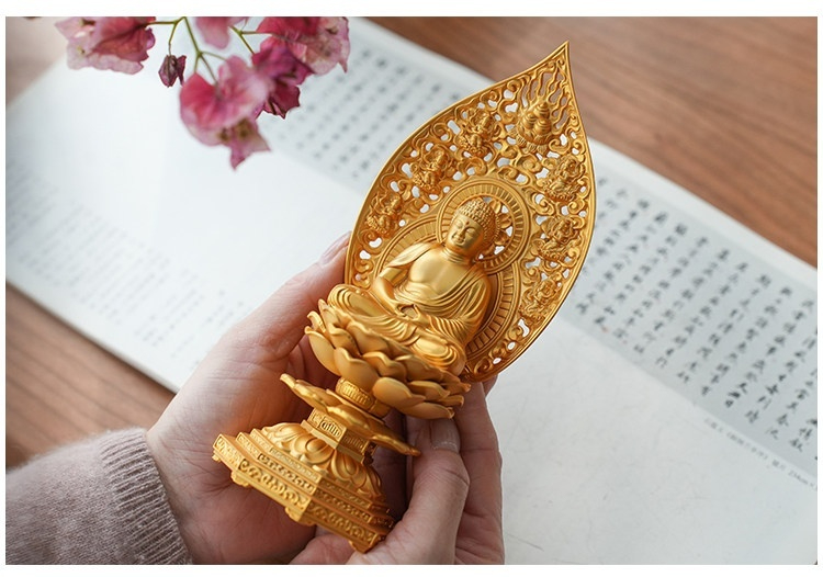 日本大師手作落款 - 釋迦牟尼佛擺件，南山居金銅佛像擺件，佛陀跏趺蓮座，背光精雕細琢，散發禪意光輝，適宜茶室佈置。