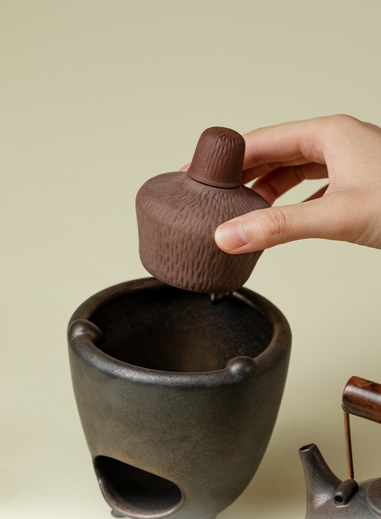 圍爐煮茶 － 入松歸野提梁壺溫茶爐套組，南山居粗陶茶具組，質感蓋鈕與溫壺器，呈現古樸禪意茶道氛圍。