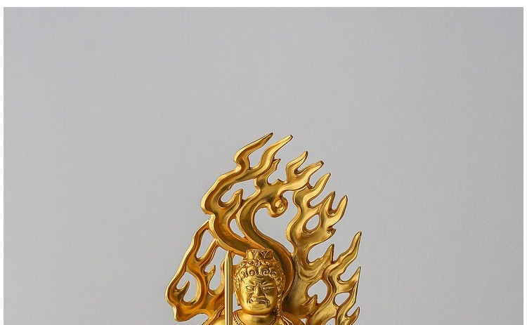 日本大師手作落款 - 不動明王佛像擺件，南山居金色怒相金剛護法雕塑，火焰背光細緻華麗，展現莊嚴肅穆的禪意藝術擺件。