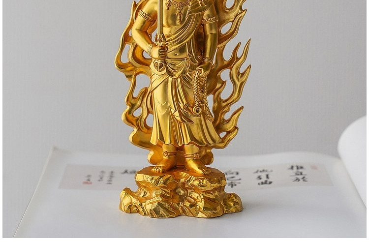 日本大師手作落款 - 不動明王佛像擺件，南山居金色護法神像，手持寶劍，全身散發火焰般光芒，神態莊嚴，展現禪意與佛教藝術之美。