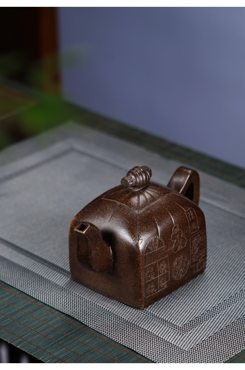 宜興紫砂壺原礦黑金砂四方印壺(550ml)，南山居精品老紫泥瓦當壺，壺身古樸厚重，浮雕刻畫漢字與吉祥紋飾，展現獨特茶道美學。