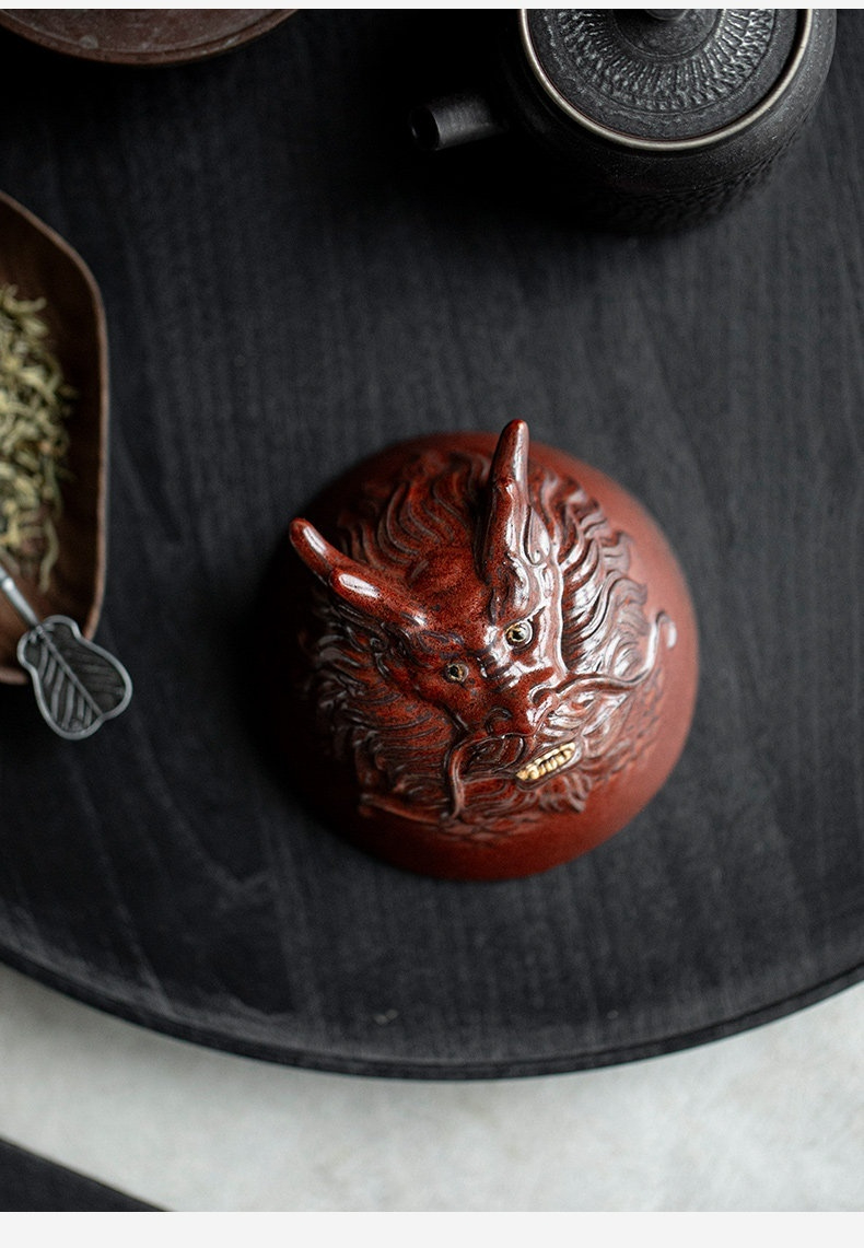 柴燒龍蛇主人杯，南山居手工雕刻赤龍茶寵，泥色沉穩古樸，龍首細節栩栩如生，展現茶道藝術。