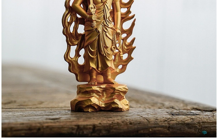 日本大師手作落款 - 不動明王佛像擺件，南山居禪意擺件，金色佛像精緻雕塑，手持法器與念珠，火焰光背，置於古樸木桌。