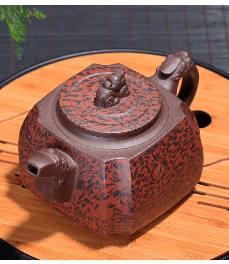 宜興紫砂壺原礦紫泥抽角龍尊壺(520ml)，南山居手工紫砂瑞獸方壺，壺身泥繪斑駁紋理，壺鈕與把手雕刻精緻，展現東方茶道美學。