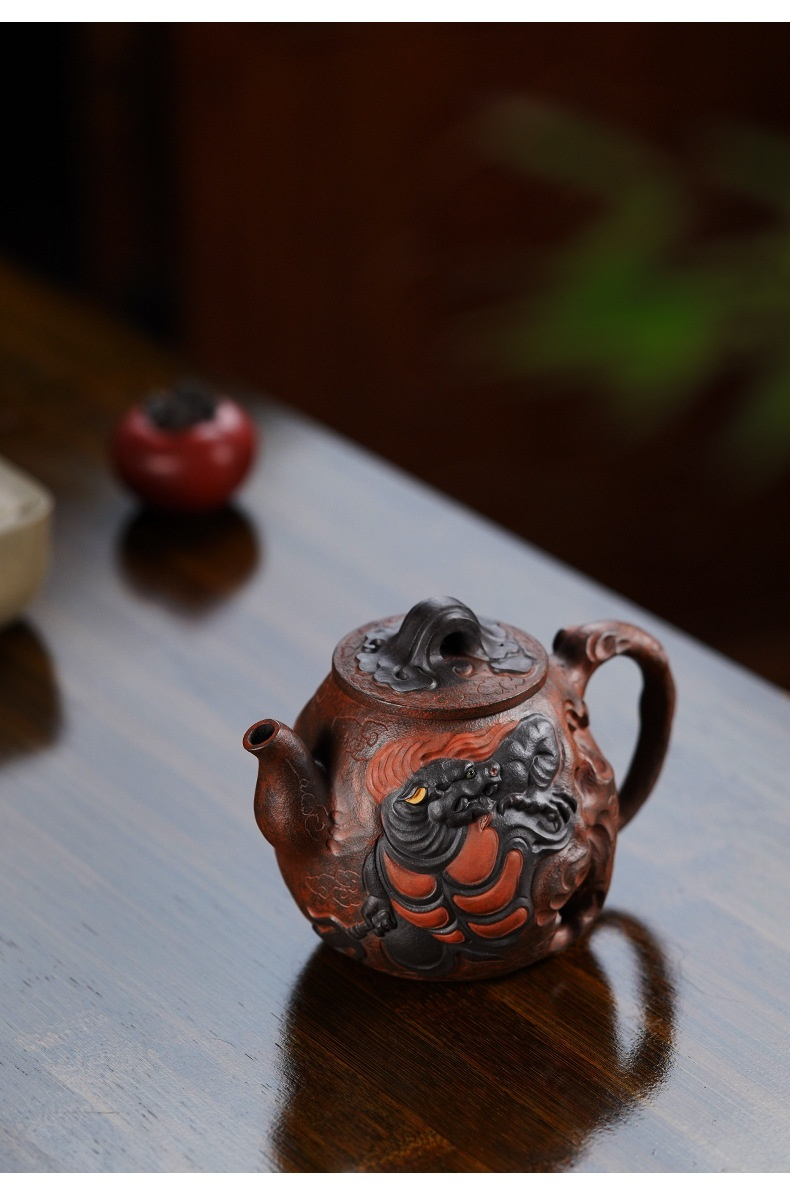 宜興紫砂壺原礦紫泥九子贔屭壺(220ml)，南山居手工精雕紫砂貔貅壺，壺身雕刻神獸圖騰，泥色古樸沈穩，呈現藝術美感。