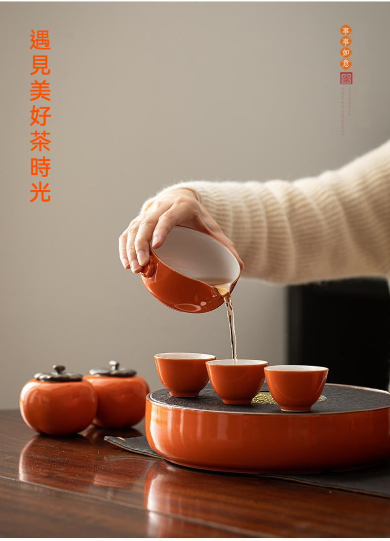 柿事如意茶具組，南山居柿柿如意陶瓷茶具組，手持公道杯將溫潤茶湯均勻注入三個品茗杯中，展現茶道美學。