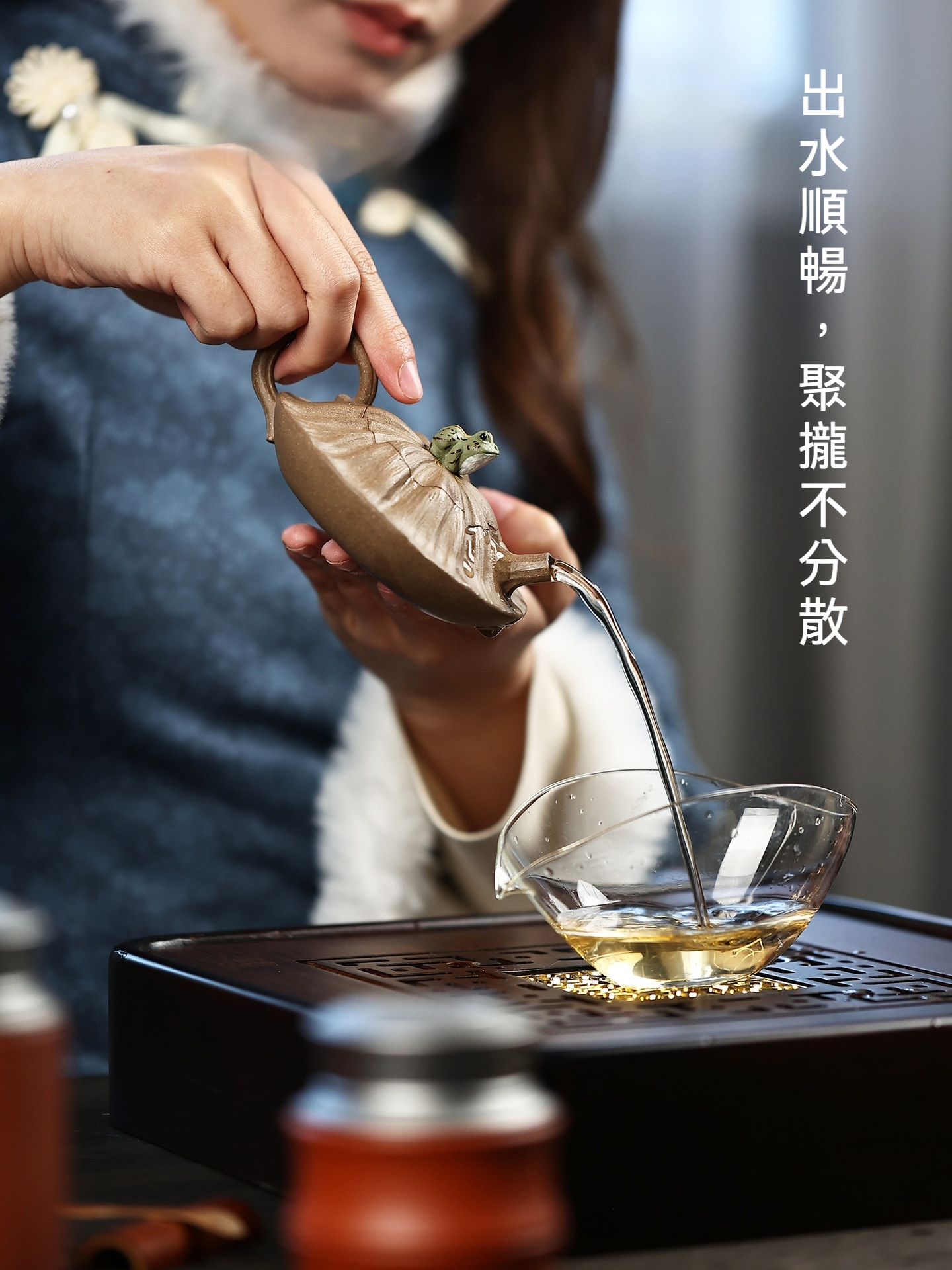 宜興紫砂壺原礦段泥蛙趣仿生壺(100ml)，南山居手工紫砂荷葉蛙鳴壺，壺身仿生荷葉造型，出水流暢，設計精巧