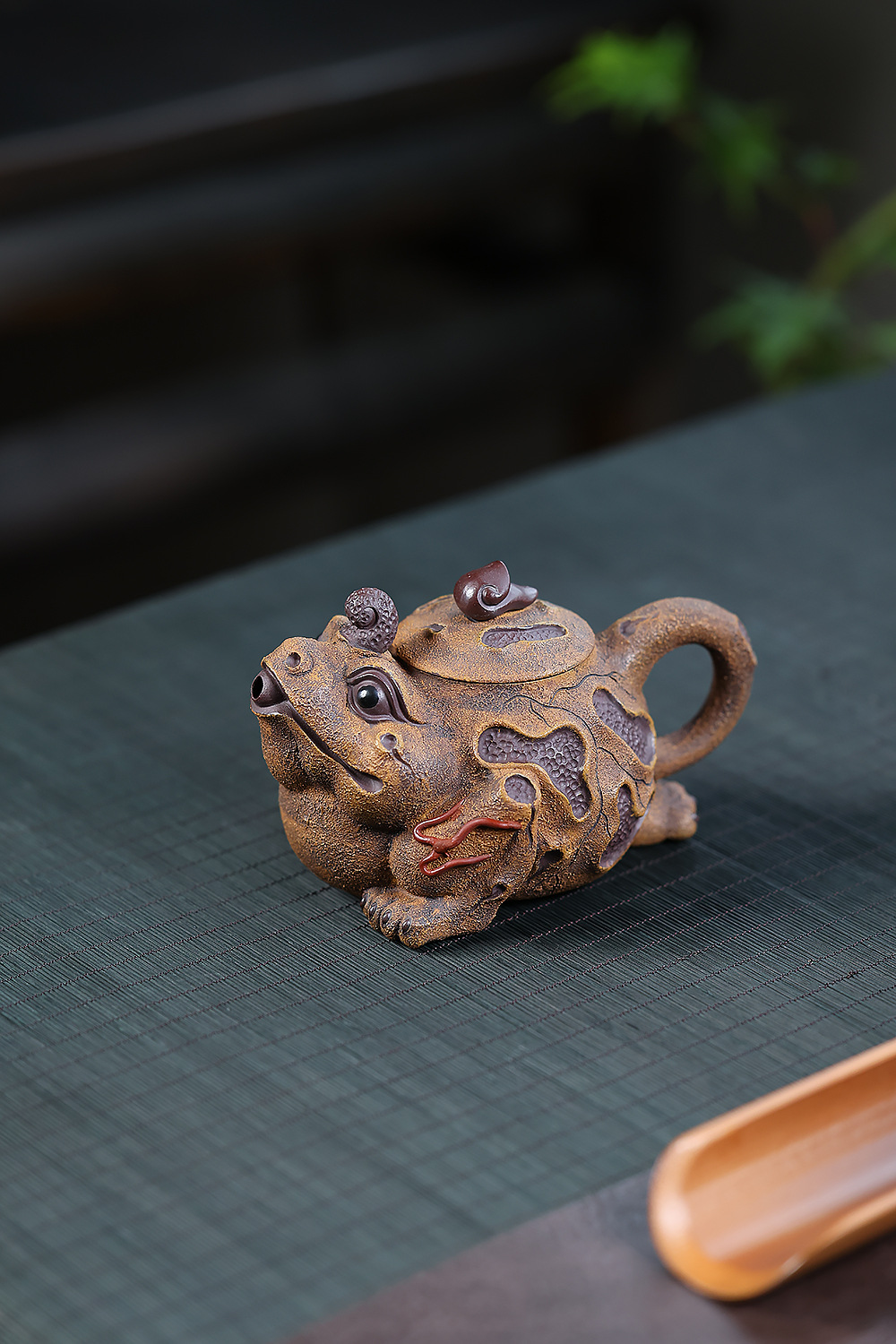 宜興紫砂壺原礦紫泥段泥金蟾吐納仿生壺(170ml)，南山居創意紫砂茶壺，仿生蟾蜍造型活靈活現，泥色古樸，手工雕刻細膩，獨具禪意。